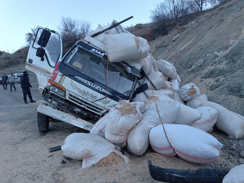 Sincik'te saman yüklü kamyon devrildi: 1 ölü   